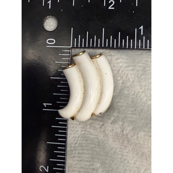 Vintage Trifari EarringsWave Brushed Gold‎ Tone Signed Clip Ons - Picture 5 of 6